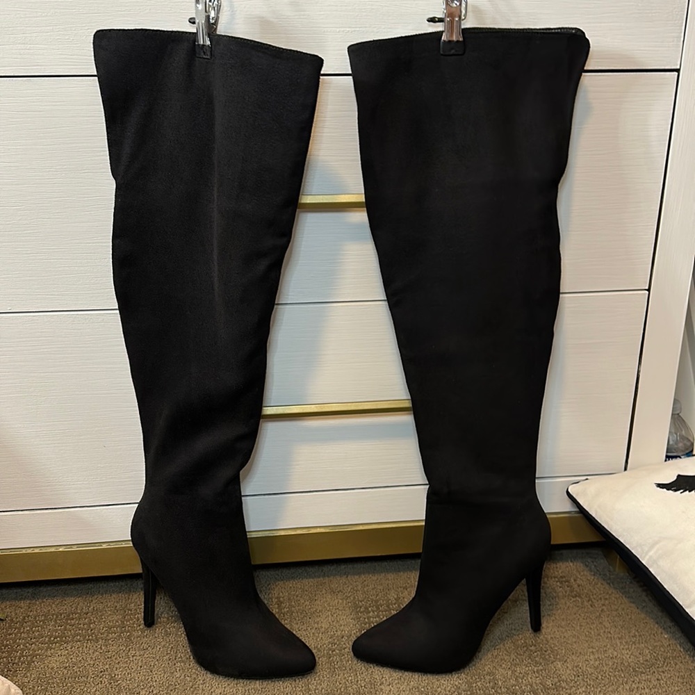 Knee high black pointy suede boots brand new sz 7 1/2